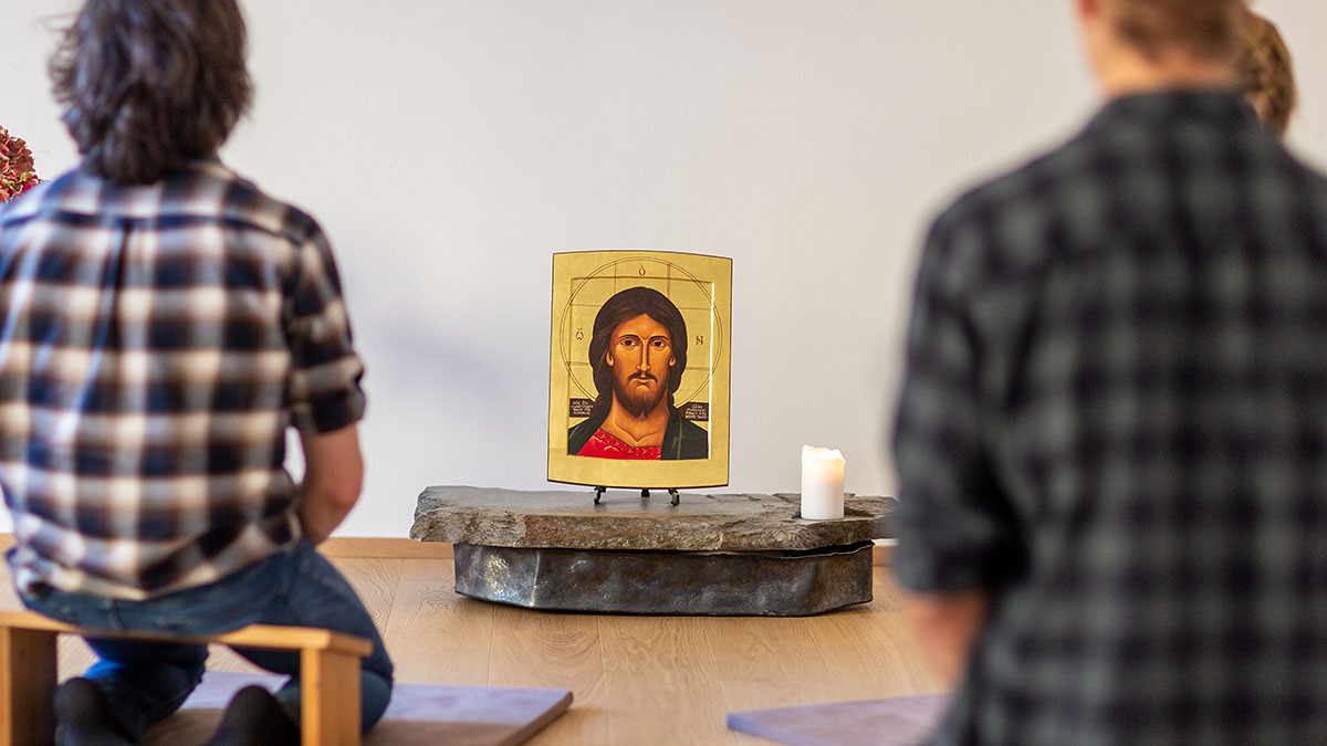 Zukunftswerkstatt Innsbruck 2021 / Christian Ender Innsbruck, Österreich – 7. November 2021: Meditation, geleitet von Pater Helmut Schumacher SJ, Leiter der Zukunftswerkstatt.HINWEIS: ALLE RECHTE DER ABGEBILDETEN PERSONEN SIND ZUR VERWENDUNG IM RAHMEN JESUITISCHER ARBEIT FREIGEGEBEN UND LIEGEN